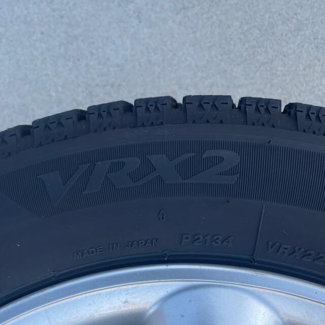 BRIDGESTONE(ブリヂストン)のブリヂストン スタッドレス VRX2 2021年製 155/65R14 セット 自動車/バイクの自動車(タイヤ・ホイールセット)の商品写真