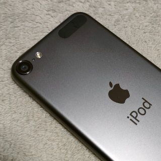 アイポッドタッチ(iPod touch)の【32GB】　iPod touch 第6世代　コード・イヤホン付き　ブラック(ポータブルプレーヤー)