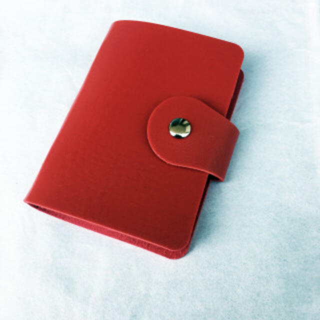 セール! 24枚収納可 コンパクト カードケース 赤 レディースのファッション小物(名刺入れ/定期入れ)の商品写真