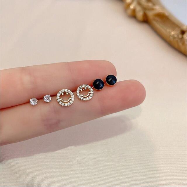 可愛いミニピアス3点セット　笑顔　大人気 シンプル オシャレ OLスタイル レディースのアクセサリー(ピアス)の商品写真