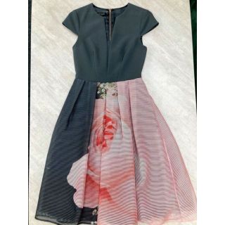 テッドベイカー(TED BAKER)の(美品)TED BAKER：テッドベーカー　大ぶり花柄　フレアワンピース　グレー(ひざ丈ワンピース)