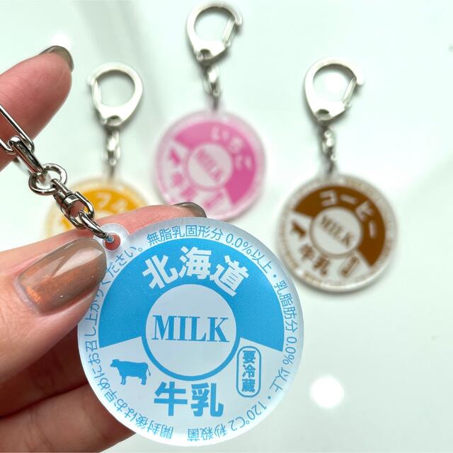 【送料無料】牛乳キャップ風 アクリルキーホルダー【いちごミルク味】レトロ 遊び心 ハンドメイドのアクセサリー(キーホルダー/ストラップ)の商品写真