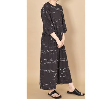 ダブルクローゼット(w closet)のwcloset文字プリントマキシワンピース　ダークグレー(ロングワンピース/マキシワンピース)