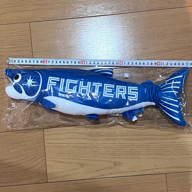 北海道日本ハムファイターズ(ホッカイドウニホンハムファイターズ)のしゃけまるぬいぐるみ(大) スポーツ/アウトドアの野球(応援グッズ)の商品写真