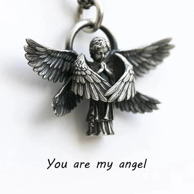 ネックレス６枚羽の翼を広げて、祈りを捧げる、熾天使、大天使のメタルネックレス 銀