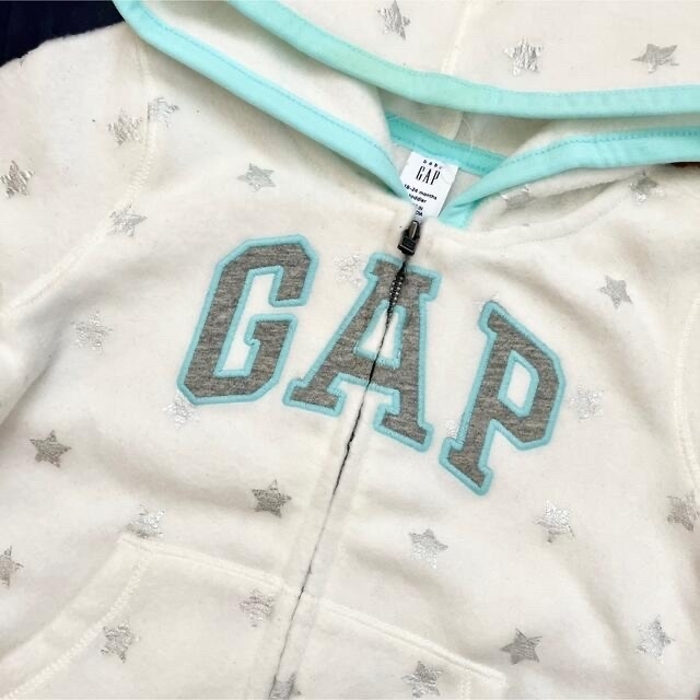 babyGAP(ベビーギャップ)の新品　babyGAP パーカー　フリース　女の子　95 90 ロゴ　羽織　秋　冬 キッズ/ベビー/マタニティのキッズ服女の子用(90cm~)(ジャケット/上着)の商品写真