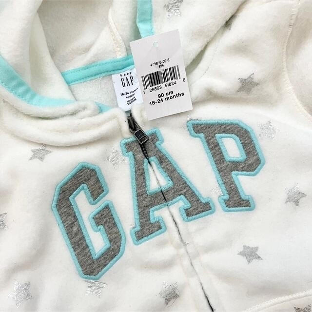 babyGAP(ベビーギャップ)の新品　babyGAP パーカー　フリース　女の子　95 90 ロゴ　羽織　秋　冬 キッズ/ベビー/マタニティのキッズ服女の子用(90cm~)(ジャケット/上着)の商品写真