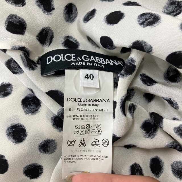 DOLCE&GABBANA(ドルチェアンドガッバーナ)のDOLCE＆GABBANA：ドルチェ&ガッバーナ　ブラウス風ポンチョ　白ドット レディースのトップス(その他)の商品写真