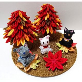 猫たちと紅葉の置き飾り②(インテリア雑貨)