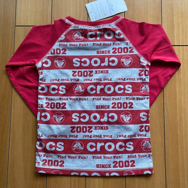 crocs(クロックス)の新品　crocs クロックス　長袖 ロゴＴシャツ　グレー×レッド　100cm キッズ/ベビー/マタニティのキッズ服男の子用(90cm~)(Tシャツ/カットソー)の商品写真