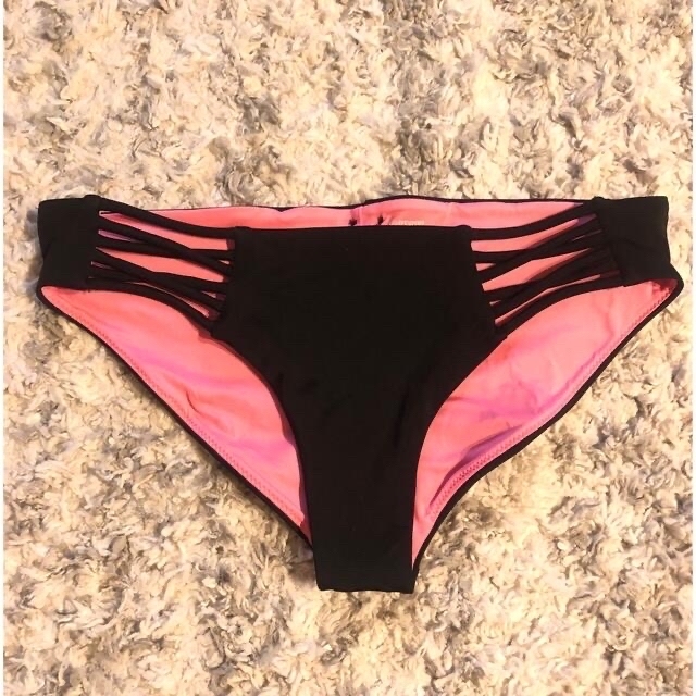 Victoria's Secret(ヴィクトリアズシークレット)の新品 PINK ビキニボトム　ビキニ　水着　ビラボン　ロキシー　リップカール レディースの水着/浴衣(水着)の商品写真