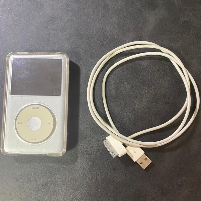 iPod(アイポッド)のiPod classic 120GB シルバー　ケース、ケーブル付き スマホ/家電/カメラのオーディオ機器(ポータブルプレーヤー)の商品写真