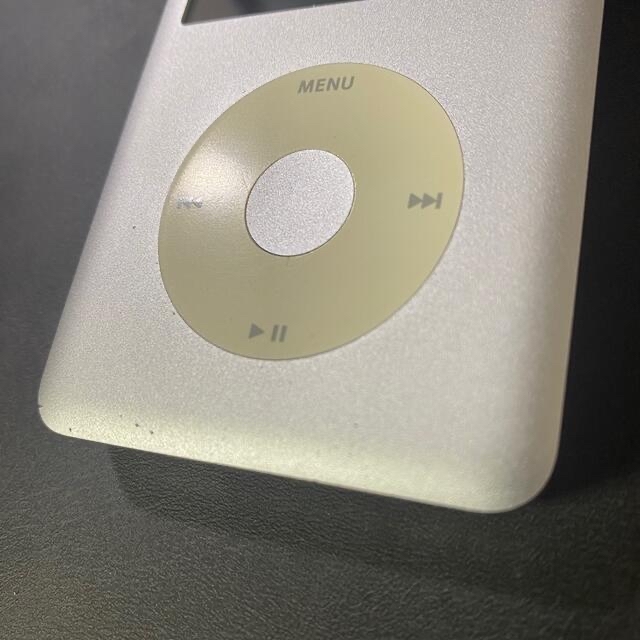 iPod(アイポッド)のiPod classic 120GB シルバー　ケース、ケーブル付き スマホ/家電/カメラのオーディオ機器(ポータブルプレーヤー)の商品写真