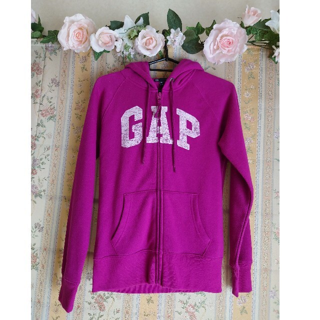 GAP(ギャップ)の【新品】GAPロゴパーカー キッズ/ベビー/マタニティのキッズ服女の子用(90cm~)(ジャケット/上着)の商品写真