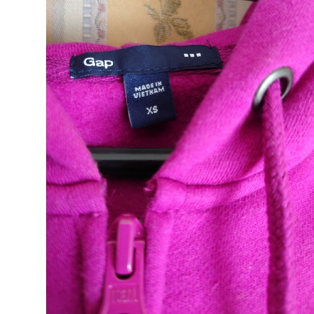 GAP(ギャップ)の【新品】GAPロゴパーカー キッズ/ベビー/マタニティのキッズ服女の子用(90cm~)(ジャケット/上着)の商品写真