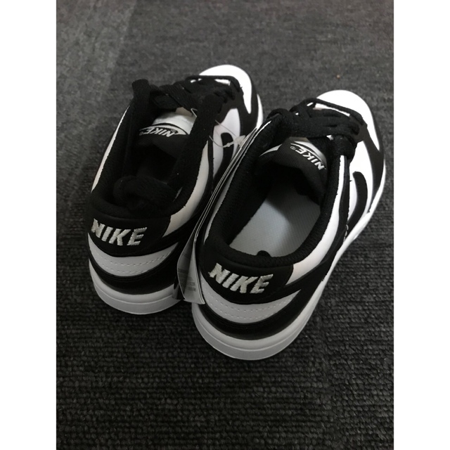 NIKE(ナイキ)の【新品】NIKE DUNK LOW RETRO WHITE/BLACK パンダ キッズ/ベビー/マタニティのキッズ靴/シューズ(15cm~)(スニーカー)の商品写真