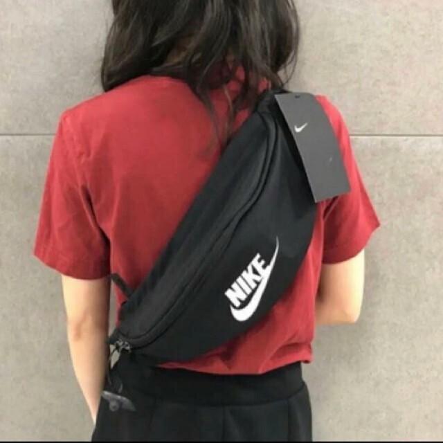 NIKE(ナイキ)のナイキ　NIKE　ショルダーバッグ　ウエスト　ボディバッグ レディースのバッグ(ショルダーバッグ)の商品写真