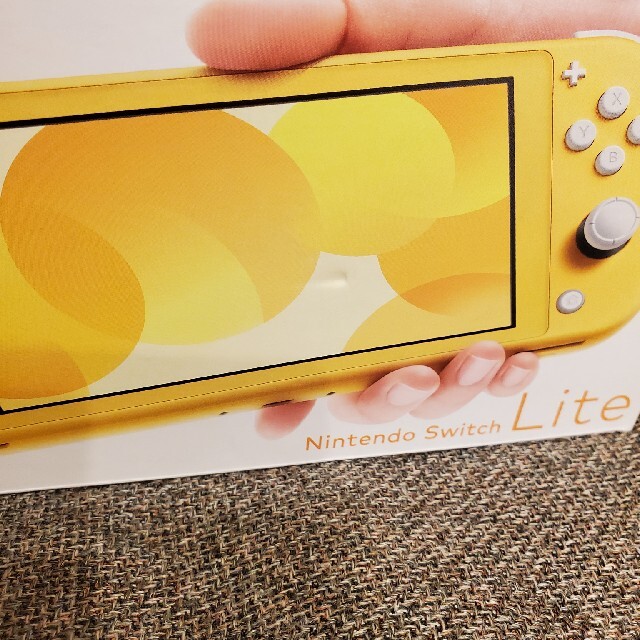 Nintendo Switch(ニンテンドースイッチ)の任天堂Switchライト本体　イエロー エンタメ/ホビーのゲームソフト/ゲーム機本体(家庭用ゲーム機本体)の商品写真