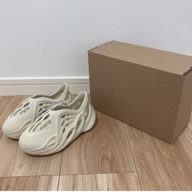 adidas(アディダス)のadidas KIDS YEEZY Foam Runner Sand 17cm キッズ/ベビー/マタニティのキッズ靴/シューズ(15cm~)(サンダル)の商品写真