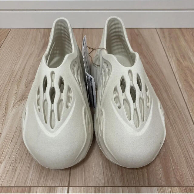 adidas(アディダス)のadidas KIDS YEEZY Foam Runner Sand 17cm キッズ/ベビー/マタニティのキッズ靴/シューズ(15cm~)(サンダル)の商品写真