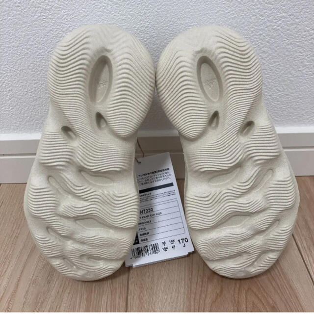 adidas(アディダス)のadidas KIDS YEEZY Foam Runner Sand 17cm キッズ/ベビー/マタニティのキッズ靴/シューズ(15cm~)(サンダル)の商品写真