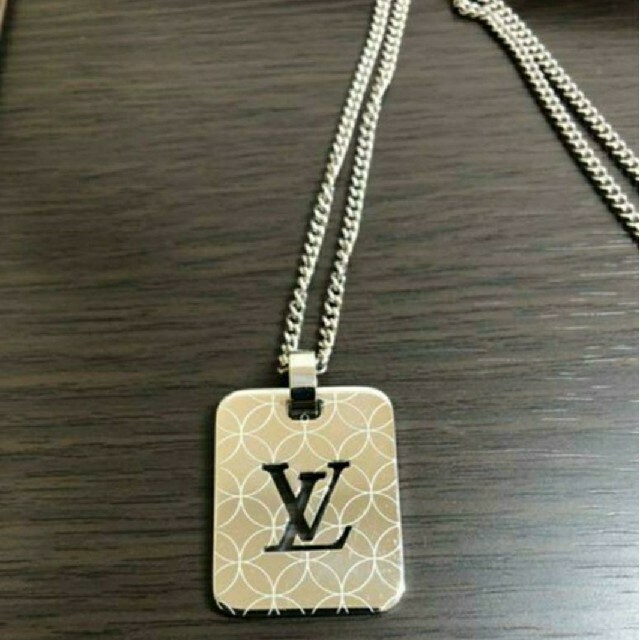 LOUIS VUITTON(ルイヴィトン)の美品ルイヴィトン ネックレス パンダンティフ シャンゼリゼ シルバー メンズのアクセサリー(ネックレス)の商品写真