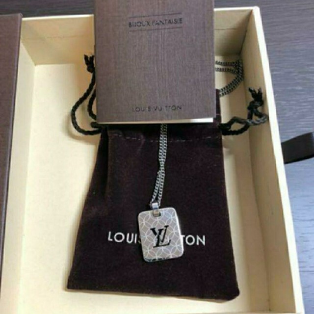 LOUIS VUITTON(ルイヴィトン)の美品ルイヴィトン ネックレス パンダンティフ シャンゼリゼ シルバー メンズのアクセサリー(ネックレス)の商品写真