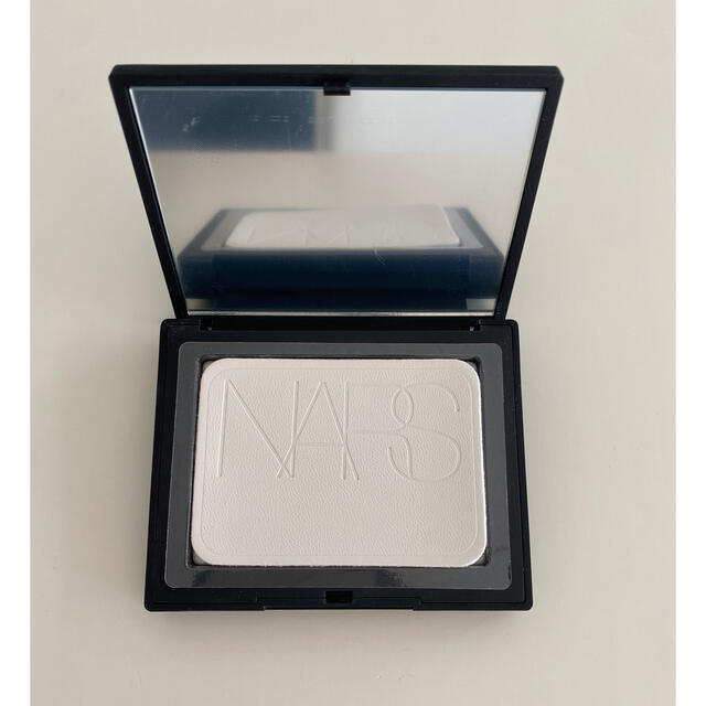 NARS(ナーズ)のNARS ライトリフレクティングセッティングパウダー プレスト N 10g コスメ/美容のベースメイク/化粧品(フェイスパウダー)の商品写真