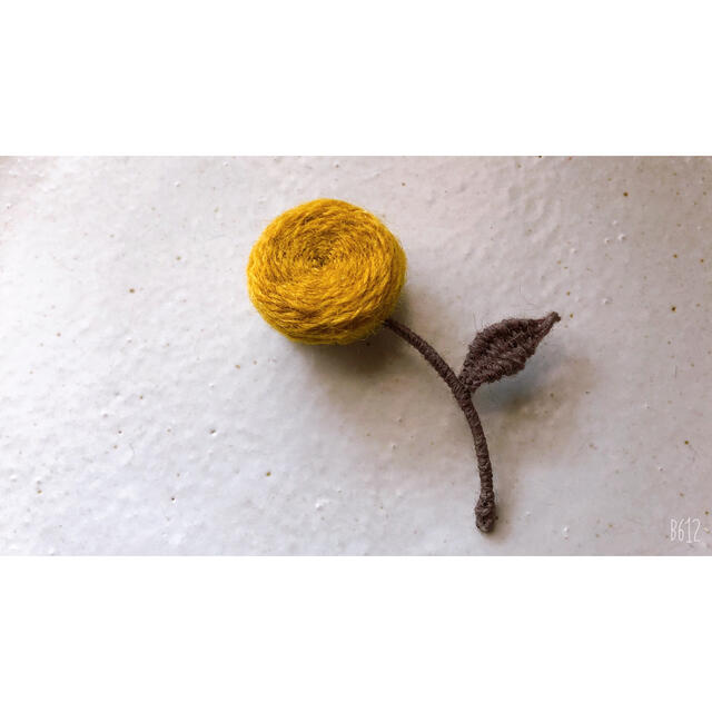お花のブローチ レディースのアクセサリー(ブローチ/コサージュ)の商品写真