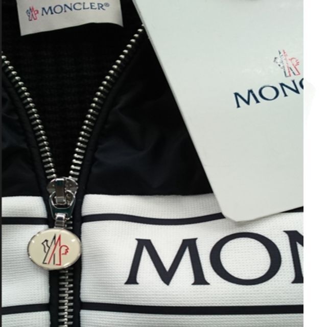 MONCLER(モンクレール)の●新品/正規品● MONCLER パディング入り カーディガン/袖ロゴ メンズのトップス(カーディガン)の商品写真