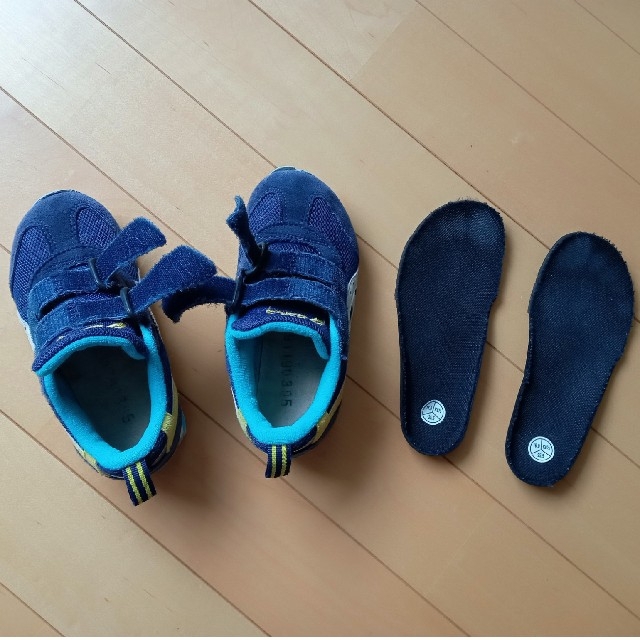 asics(アシックス)のアシックス　16cm　ブルー　紺 キッズ/ベビー/マタニティのキッズ靴/シューズ(15cm~)(スニーカー)の商品写真