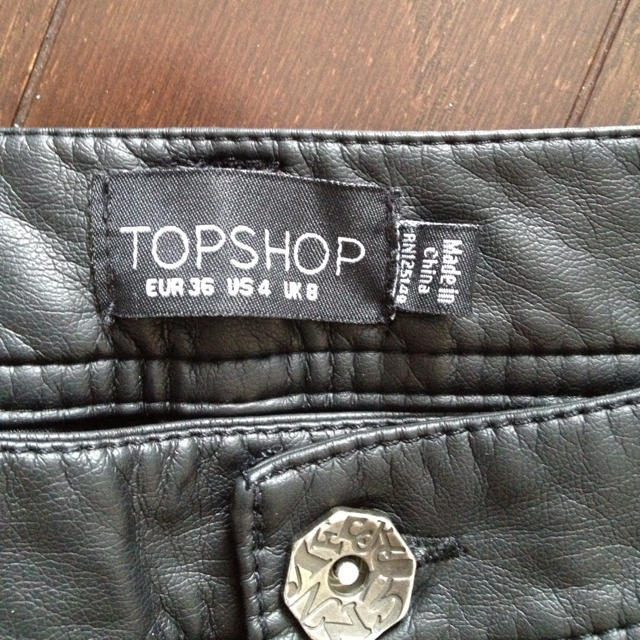 TOPSHOP(トップショップ)のTOPSHOP☆レザーパンツ レディースのパンツ(ショートパンツ)の商品写真