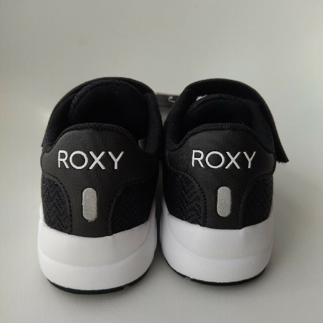 Roxy(ロキシー)の【新品未使用】ROXY 黒 子供 スニーカー 18 キッズ/ベビー/マタニティのキッズ靴/シューズ(15cm~)(スニーカー)の商品写真