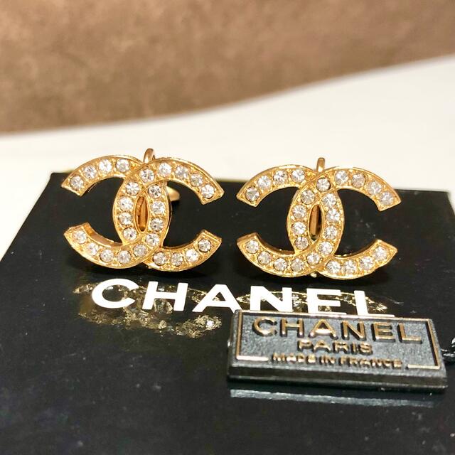 アクセサリーCHANEL (シャネル)ラインストーンココマークイヤリング　箱あり　品