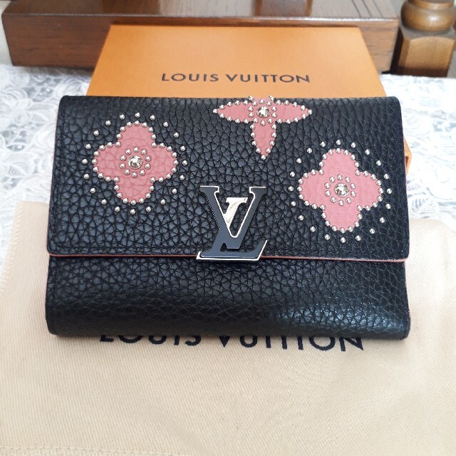 LOUIS VUITTON(ルイヴィトン)のルイヴィトン　ポルトフォイユ・カプシーヌコンパクト三つ折り財布フラワースタッズ レディースのファッション小物(財布)の商品写真