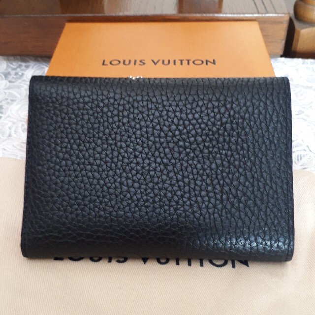 LOUIS VUITTON(ルイヴィトン)のルイヴィトン　ポルトフォイユ・カプシーヌコンパクト三つ折り財布フラワースタッズ レディースのファッション小物(財布)の商品写真