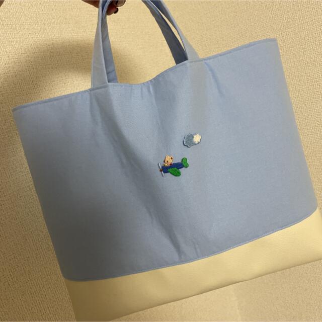 ハンドメイド♡A4サイズ♡ファミリアワッペン付き♡水色トートバッグ♡白色合皮♡