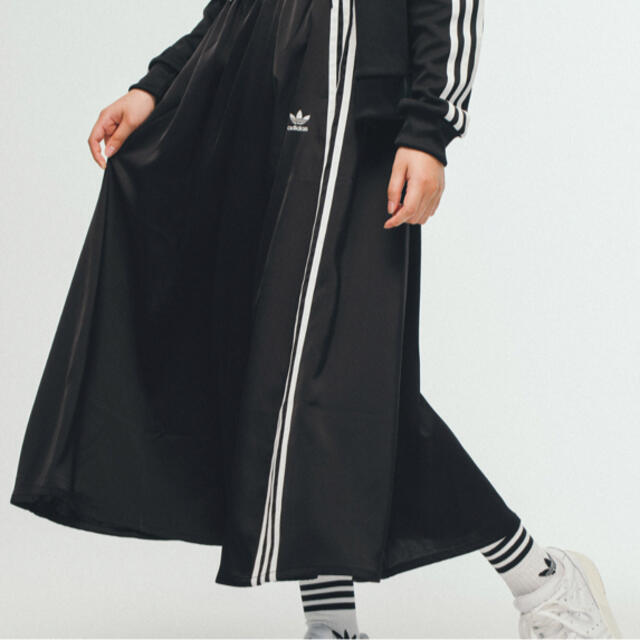 adidas(アディダス)のアディダス　ロング サテン スカート レディースのスカート(ロングスカート)の商品写真