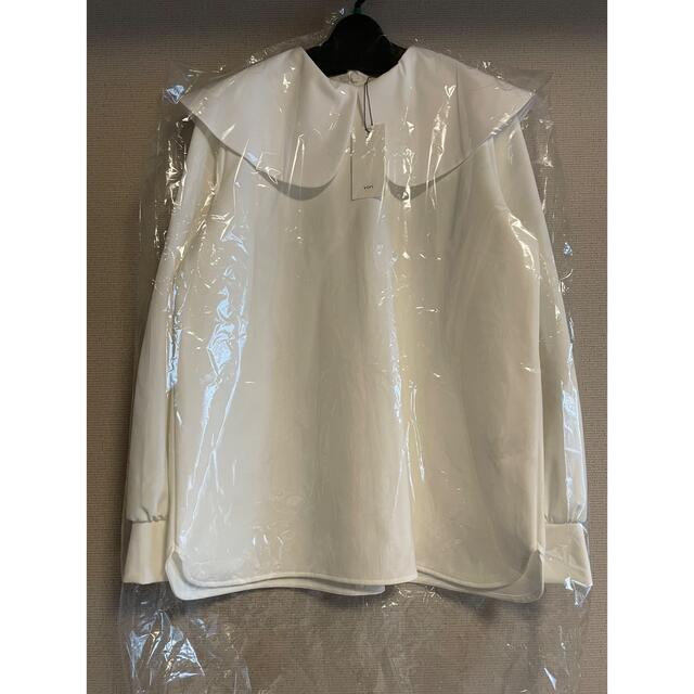 新品タグ付き】yori ワイドカラーストレッチブラウス 38 新品タグ付き】yori ワイドカラーストレッチブラウス 38