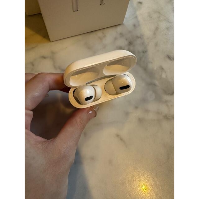 Apple(アップル)のAirPods Pro MWP22J/A スマホ/家電/カメラのオーディオ機器(ヘッドフォン/イヤフォン)の商品写真