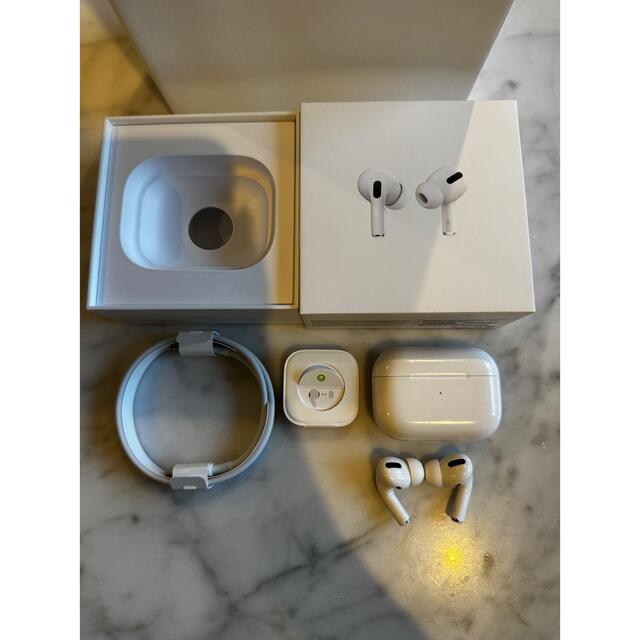 Apple(アップル)のAirPods Pro MWP22J/A スマホ/家電/カメラのオーディオ機器(ヘッドフォン/イヤフォン)の商品写真