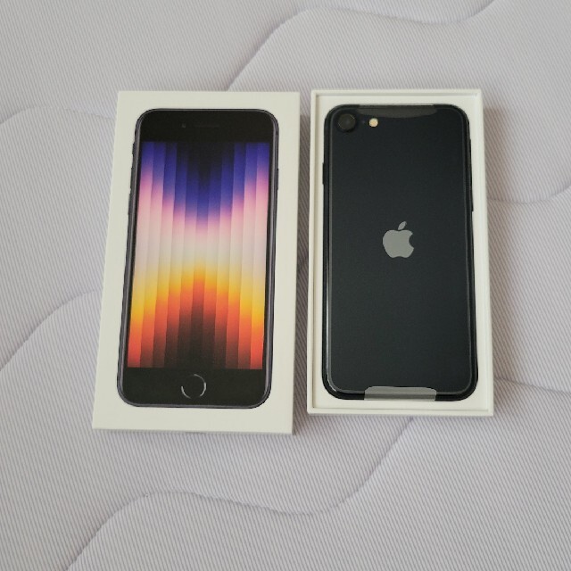 Apple(アップル)の【未使用】 iPhoneSE3(第3世代) ミッドナイト 64GB SIMフリー スマホ/家電/カメラのスマートフォン/携帯電話(スマートフォン本体)の商品写真