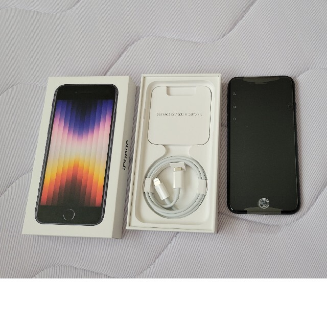 Apple(アップル)の【未使用】 iPhoneSE3(第3世代) ミッドナイト 64GB SIMフリー スマホ/家電/カメラのスマートフォン/携帯電話(スマートフォン本体)の商品写真