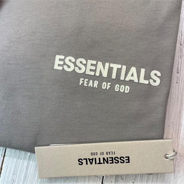 FEAR OF GOD(フィアオブゴッド)の【NEW】人気カラー！ESSENTIALS/フロッキーロゴ/長袖Tシャツ【L】 メンズのトップス(Tシャツ/カットソー(七分/長袖))の商品写真