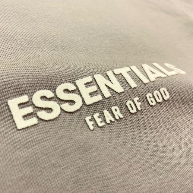 FEAR OF GOD(フィアオブゴッド)の【NEW】人気カラー！ESSENTIALS/フロッキーロゴ/長袖Tシャツ【L】 メンズのトップス(Tシャツ/カットソー(七分/長袖))の商品写真