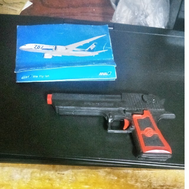 ANA飛行機のポストカード&おもちゃのモデルガンのセット