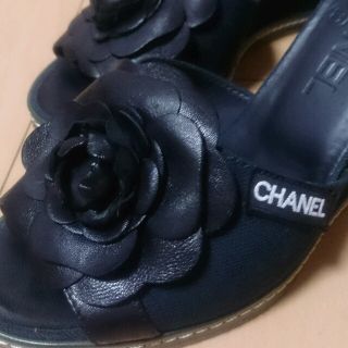 シャネル(CHANEL)のはるちん様ご検討中！シャネルカメリア  シャネルロゴウェッジミュール！23～24(ミュール)