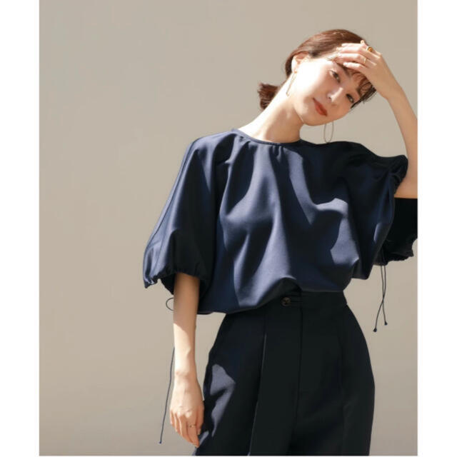 CLANE(クラネ)のlouren satin gather sleeve blouse レディースのトップス(シャツ/ブラウス(半袖/袖なし))の商品写真