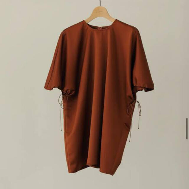 CLANE(クラネ)のlouren satin gather sleeve blouse レディースのトップス(シャツ/ブラウス(半袖/袖なし))の商品写真