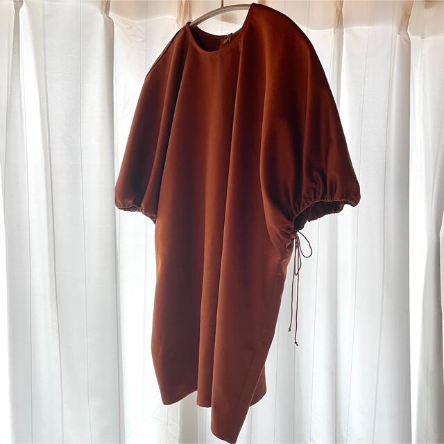 CLANE(クラネ)のlouren satin gather sleeve blouse レディースのトップス(シャツ/ブラウス(半袖/袖なし))の商品写真